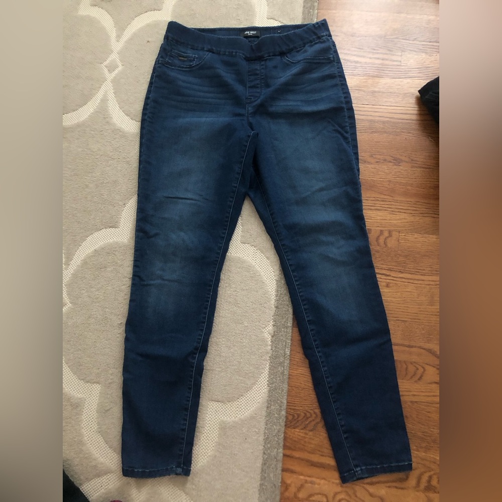 Nine West pull-on skinny jeans in a dark denim wash. Size 14.